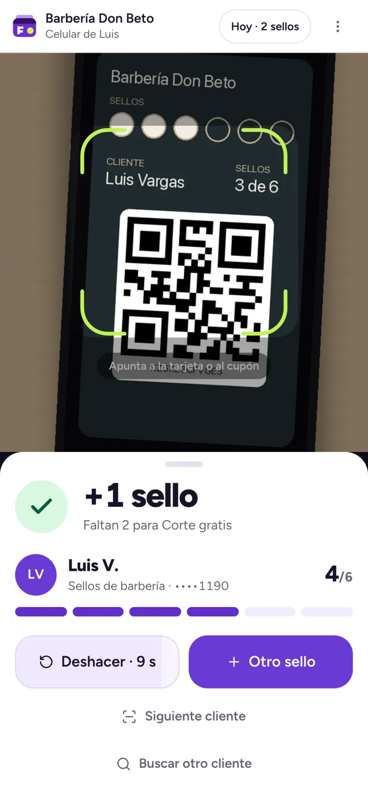 Escáner de Fidelizaa abierto con un enlace de caja en el celular de un empleado: la cámara lee el QR de una tarjeta de sellos y abajo aparece +1 sello, con el nombre corto del cliente, su número oculto y los botones Deshacer y Otro sello