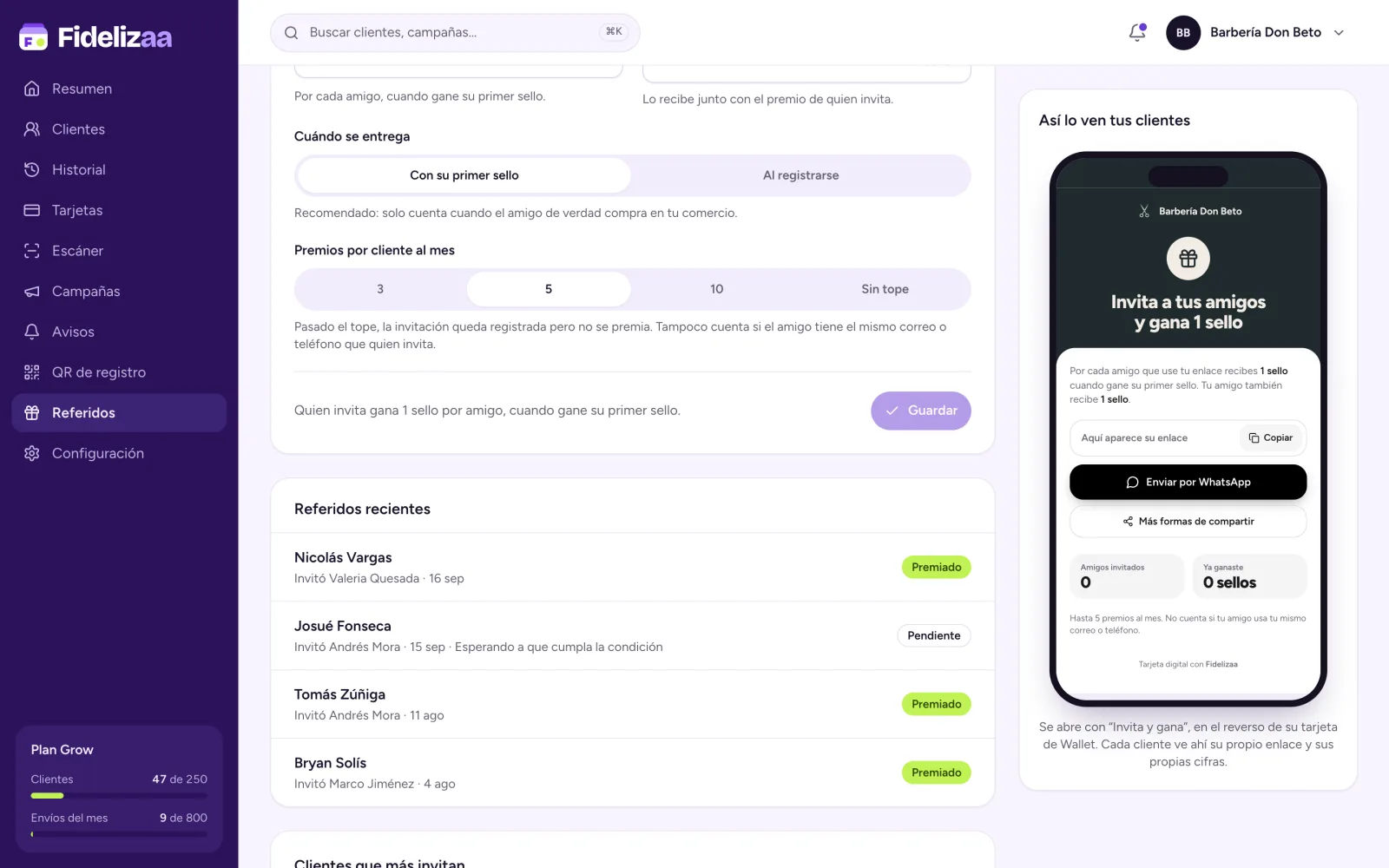 Pantalla Referidos de Fidelizaa: cuándo se entrega el premio (con su primer sello o al registrarse), tope de premios por cliente al mes, referidos recientes premiados y pendientes, y la vista previa de Invita y gana en el teléfono del cliente